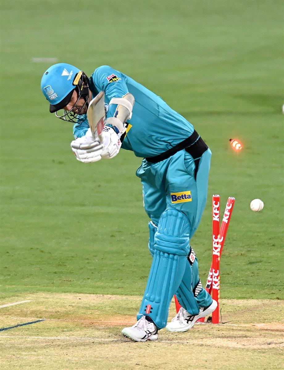 BRISBANE, AUSTRALIA - DECEMBER 30: Tom Cooper of the Heat is bowled out by Riley Meredith of the Hurricanes during the Big Bash League match between the Hobart Hurricanes and Brisbane Heat at The Gabba, on December 30, 2020, in Brisbane, Australia. (Photo by Bradley Kanaris/Getty Images)