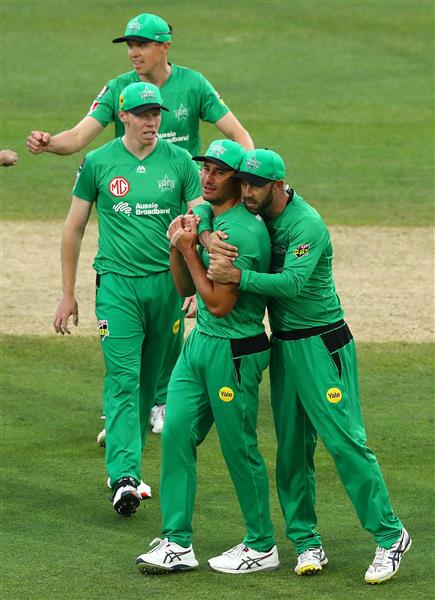 HOBART, AUSTRALIA - JANUARY 04: Glenn Maxwell and Marcus Stoinis of the Melbourne Stars celebrate after the Stars defeated the Hurricanes during the Big Bash League match between the Melbourne Stars and the Hobart Hurricanes at Blundstone Arena, on January 04, 2021, in Hobart, Australia. (Photo by Robert Cianflone/Getty Images)