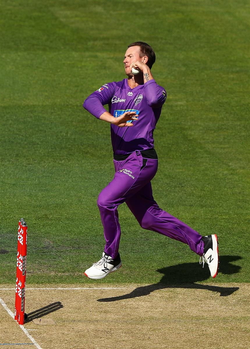 HOBART, AUSTRALIA - JANUARY 04: D'arcy Short of the Hobart Hurricanes bowls during the Big Bash League match between the Melbourne Stars and the Hobart Hurricanes at Blundstone Arena, on January 04, 2021, in Hobart, Australia. (Photo by Robert Cianflone/Getty Images)