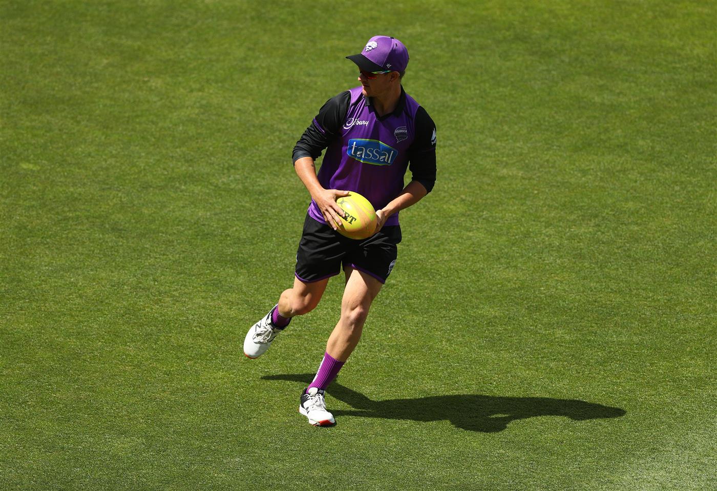 HOBART, AUSTRALIA - JANUARY 04: D'arcy Short of the Hobart Hurricanes warms up prior to the Big Bash League match between the Melbourne Stars and the Hobart Hurricanes at Blundstone Arena, on January 04, 2021, in Hobart, Australia. (Photo by Robert Cianflone/Getty Images)