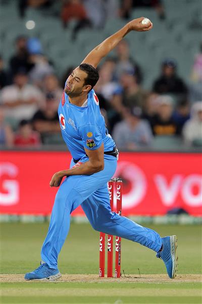ADELAIDE, AUSTRALIA - JANUARY 05: Wes Agar of the Adelaide Strikers bowls during the Big Bash League match between the Melbourne Renegades and the Adelaide Strikers at Adelaide Oval, on January 05, 2021, in Adelaide, Australia. (Photo by Daniel Kalisz/Getty Images)