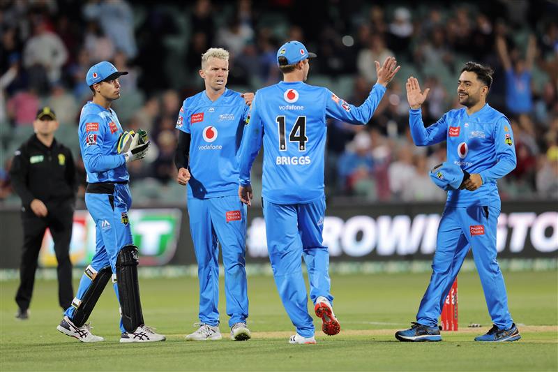 ADELAIDE, AUSTRALIA - JANUARY 05: Peter Siddle of the Strikers celebrates with his team mates during the Big Bash League match between the Melbourne Renegades and the Adelaide Strikers at Adelaide Oval, on January 05, 2021, in Adelaide, Australia. (Photo by Daniel Kalisz/Getty Images)