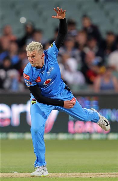 ADELAIDE, AUSTRALIA - JANUARY 05:  Peter Siddle of the Adelaide Strikers bowls during the Big Bash League match between the Melbourne Renegades and the Adelaide Strikers at Adelaide Oval, on January 05, 2021, in Adelaide, Australia. (Photo by Daniel Kalisz/Getty Images)