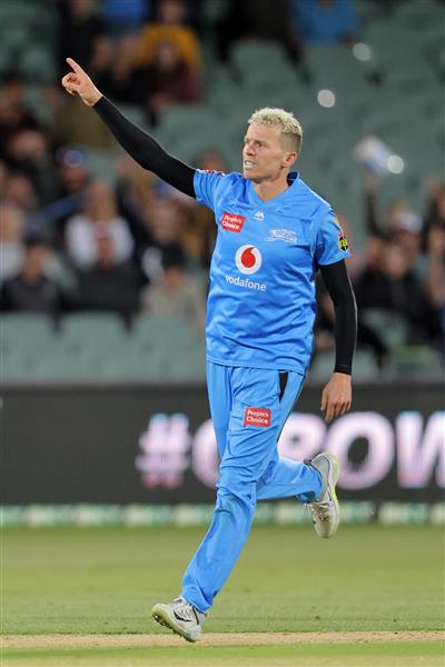 ADELAIDE, AUSTRALIA - JANUARY 05: Peter Siddle of the Strikers celebrates during the Big Bash League match between the Melbourne Renegades and the Adelaide Strikers at Adelaide Oval, on January 05, 2021, in Adelaide, Australia. (Photo by Daniel Kalisz/Getty Images)
