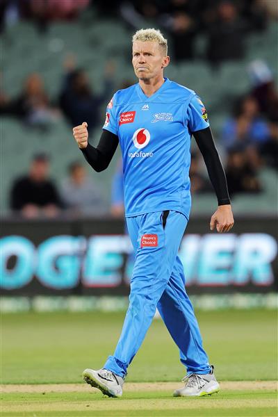 ADELAIDE, AUSTRALIA - JANUARY 05: Peter Siddle of the Strikers celebrates during the Big Bash League match between the Melbourne Renegades and the Adelaide Strikers at Adelaide Oval, on January 05, 2021, in Adelaide, Australia. (Photo by Daniel Kalisz/Getty Images)