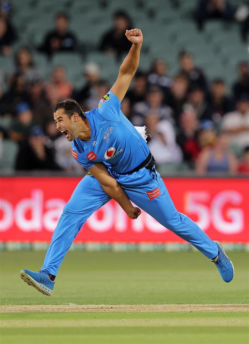 ADELAIDE, AUSTRALIA - JANUARY 05: Wes Agar of the Adelaide Strikers bowls during the Big Bash League match between the Melbourne Renegades and the Adelaide Strikers at Adelaide Oval, on January 05, 2021, in Adelaide, Australia. (Photo by Daniel Kalisz/Getty Images)
