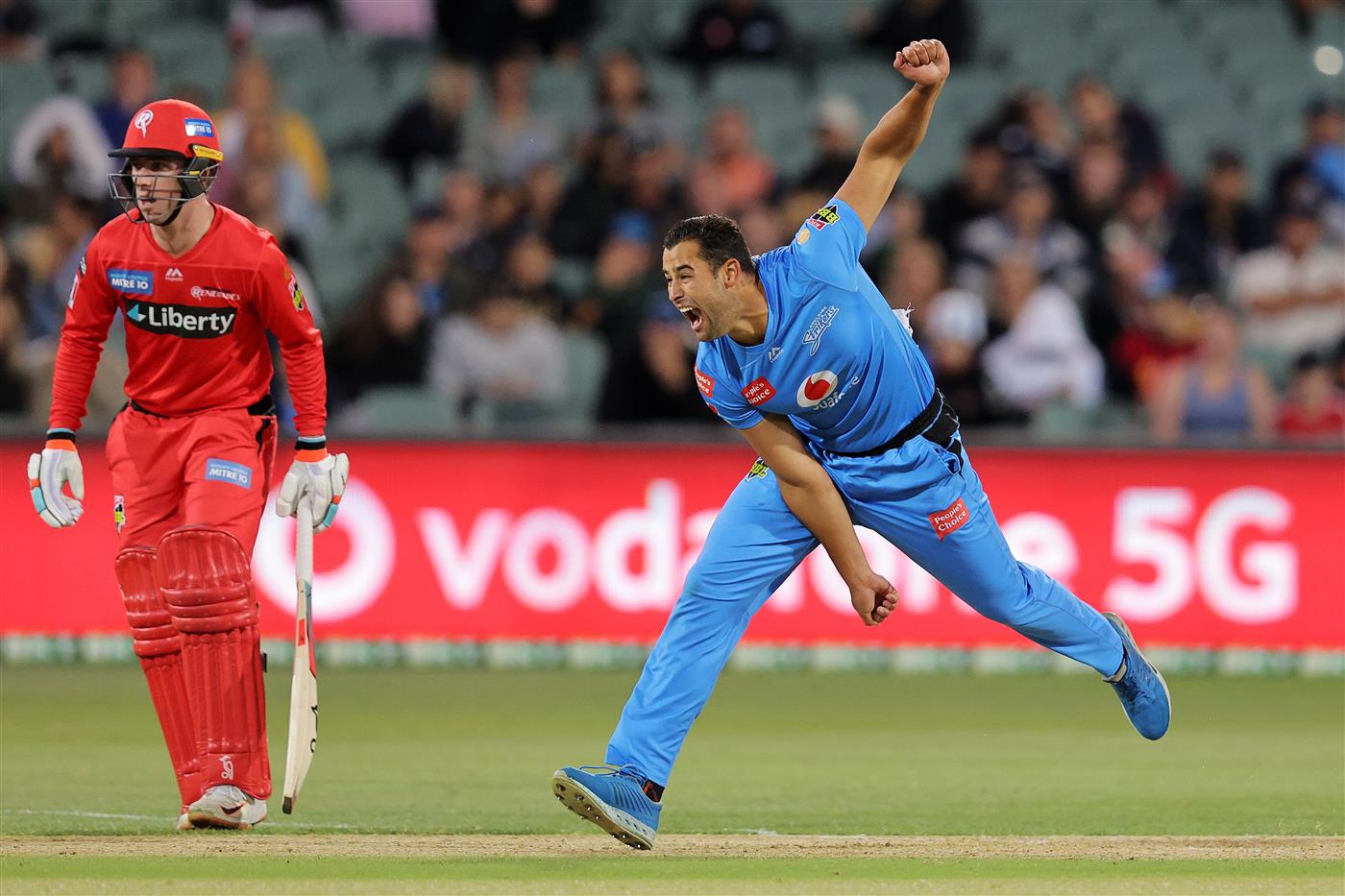 ADELAIDE, AUSTRALIA - JANUARY 05: Harry Conway of the Strikers bowls during the Big Bash League match between the Melbourne Renegades and the Adelaide Strikers at Adelaide Oval, on January 05, 2021, in Adelaide, Australia. (Photo by Daniel Kalisz/Getty Images)