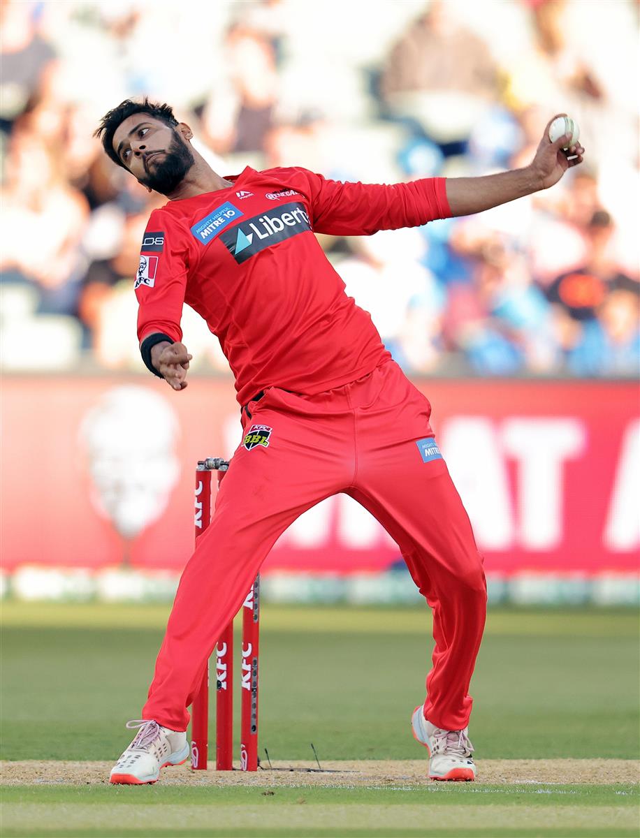 ADELAIDE, AUSTRALIA - JANUARY 05: Imad Wasim of the Renegades bowls during the Big Bash League match between the Melbourne Renegades and the Adelaide Strikers at Adelaide Oval, on January 05, 2021, in Adelaide, Australia. (Photo by Daniel Kalisz/Getty Images)