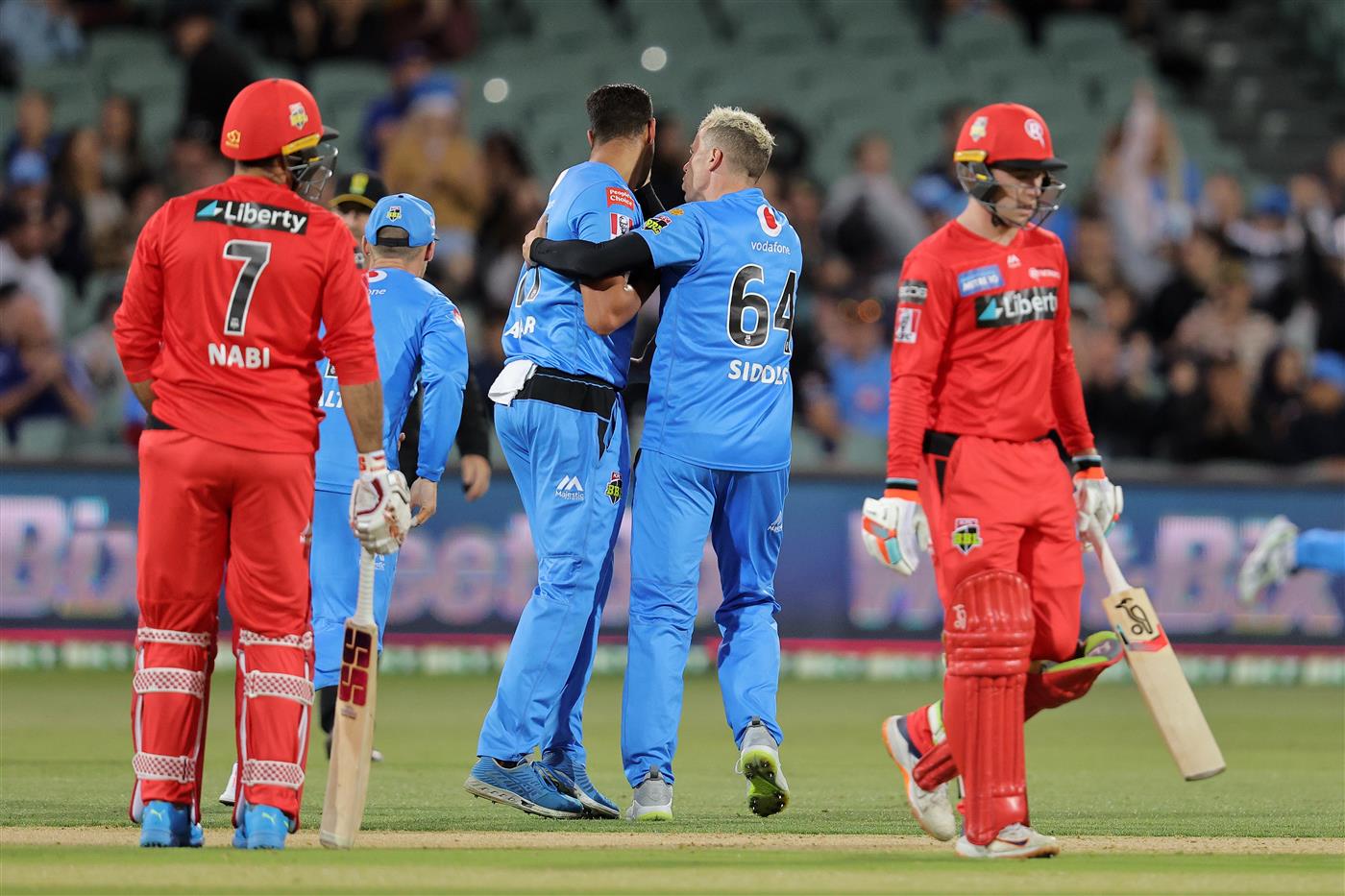 ADELAIDE, AUSTRALIA - JANUARY 05: Wes Agar of the Strikers and Peter Siddle of the Strikers celebrate during the Big Bash League match between the Melbourne Renegades and the Adelaide Strikers at Adelaide Oval, on January 05, 2021, in Adelaide, Australia. (Photo by Daniel Kalisz/Getty Images)