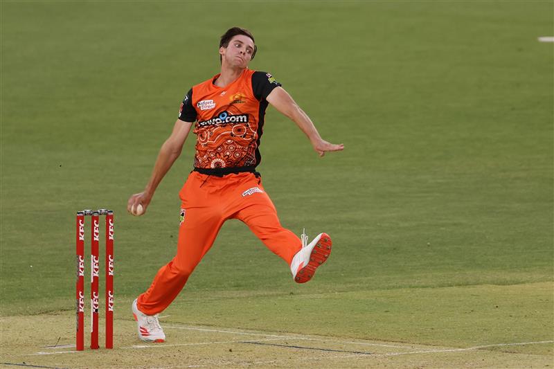 PERTH, AUSTRALIA - JANUARY 06: Jhye Richardson of the Scorchers bowls during the Big Bash League match between the Perth Scorchers and the Sydney Sixers at Optus Stadium, on January 06, 2021, in Perth, Australia. (Photo by Paul Kane/Getty Images)