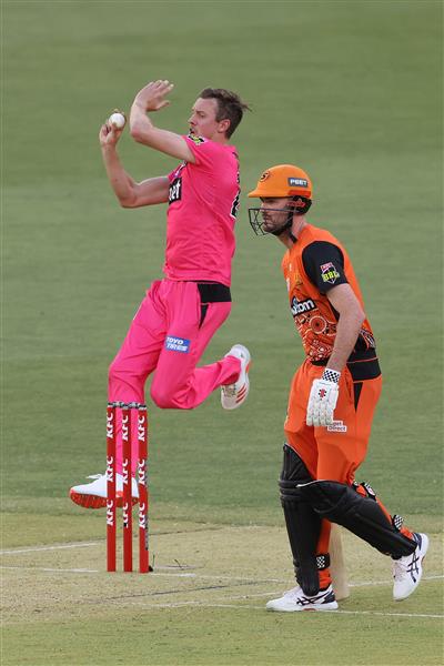 PERTH, AUSTRALIA - JANUARY 06: Jake Ball of the Sixers bowls during the Big Bash League match between the Perth Scorchers and the Sydney Sixers at Optus Stadium, on January 06, 2021, in Perth, Australia. (Photo by Paul Kane/Getty Images)