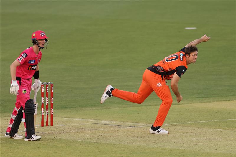 PERTH, AUSTRALIA - JANUARY 06: Mitch Marsh of the Scorchers bowls during the Big Bash League match between the Perth Scorchers and the Sydney Sixers at Optus Stadium, on January 06, 2021, in Perth, Australia. (Photo by Paul Kane/Getty Images)