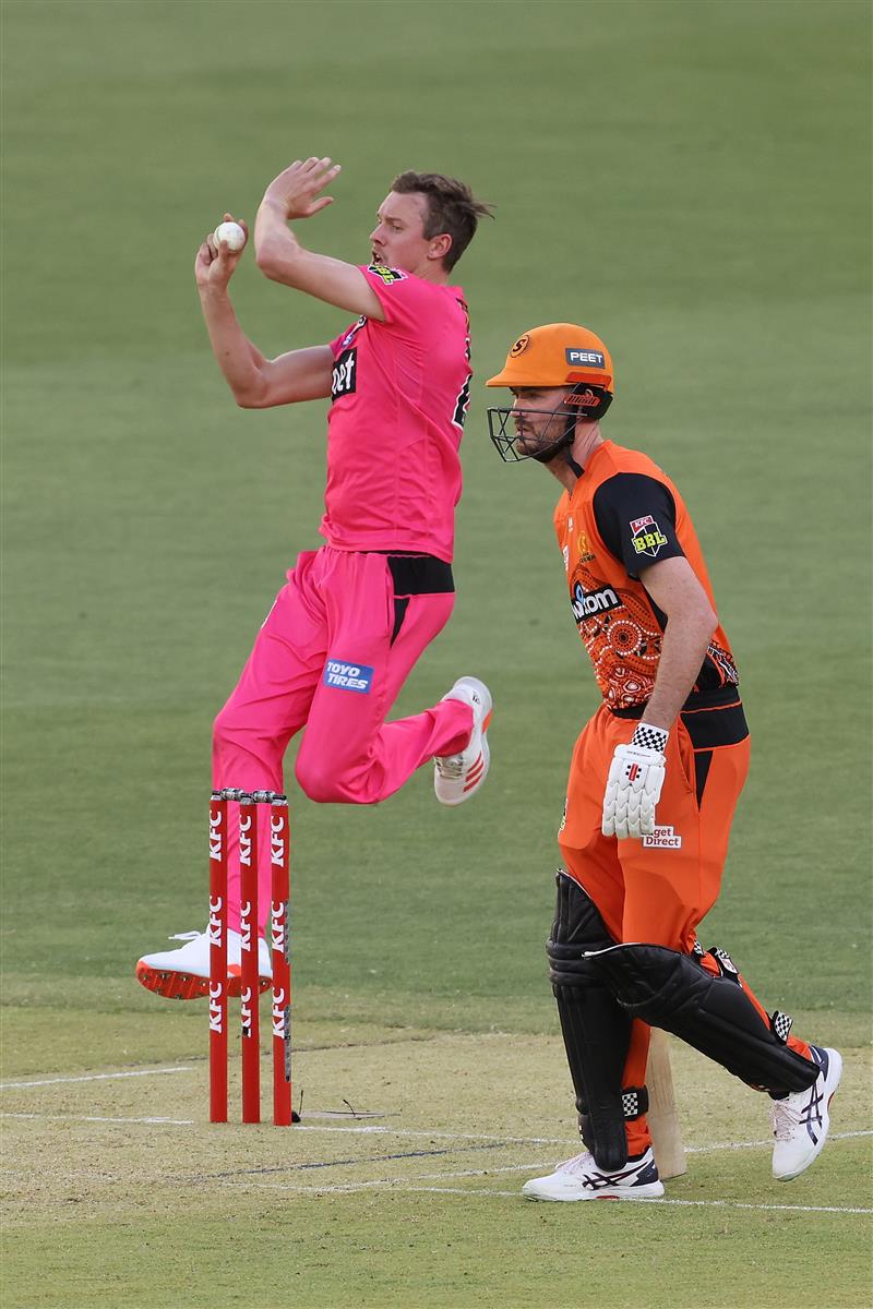 PERTH, AUSTRALIA - JANUARY 06: Jake Ball of the Sixers bowls during the Big Bash League match between the Perth Scorchers and the Sydney Sixers at Optus Stadium, on January 06, 2021, in Perth, Australia. (Photo by Paul Kane/Getty Images)