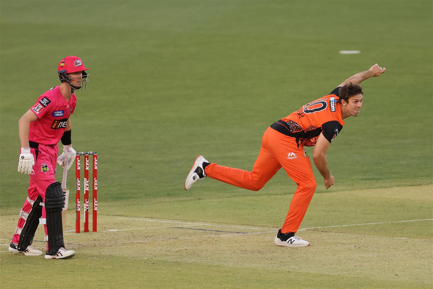 PERTH, AUSTRALIA - JANUARY 06: Mitch Marsh of the Scorchers bowls during the Big Bash League match between the Perth Scorchers and the Sydney Sixers at Optus Stadium, on January 06, 2021, in Perth, Australia. (Photo by Paul Kane/Getty Images)
