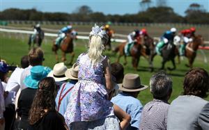 australia horse racing crowd