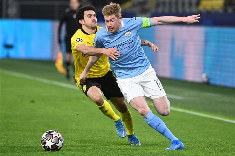 Dortmund's Spanish defender Mateu Morey (L) and Manchester City's Belgian midfielder Kevin De Bruyne vie for the ball during the UEFA Champions League quarter-final second leg football match between BVB Borussia Dortmund and Manchester City in Dortmund, western Germany, on April 14, 2021. (Photo by Ina Fassbender / various sources / AFP) (Photo by INA FASSBENDER/AFP via Getty Images)