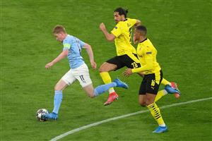 DORTMUND, GERMANY - APRIL 14: Kevin De Bruyne of Manchester City runs with the ball as he is chased by Emre Can and Manuel Akanji of Borussia Dortmund during the UEFA Champions League Quarter Final Second Leg match between Borussia Dortmund and Manchester City at Signal Iduna Park on April 14, 2021 in Dortmund, Germany. Sporting stadiums around Germany remain under strict restrictions due to the Coronavirus Pandemic as Government social distancing laws prohibit fans inside venues resulting in games being played behind closed doors. (Photo by Friedemann Vogel - Pool/Getty Images)