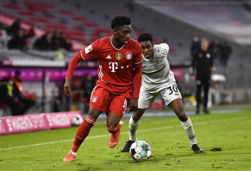 MUNICH, GERMANY - APRIL 20:  Jeremie Frimpong of Bayer Leverkusen and Alphonso Davies of FC Bayern Muenchen  battle for the ball  during the Bundesliga match between FC Bayern Muenchen and Bayer 04 Leverkusen at Allianz Arena on April 20, 2021 in Munich, Germany.  (Getty Images)