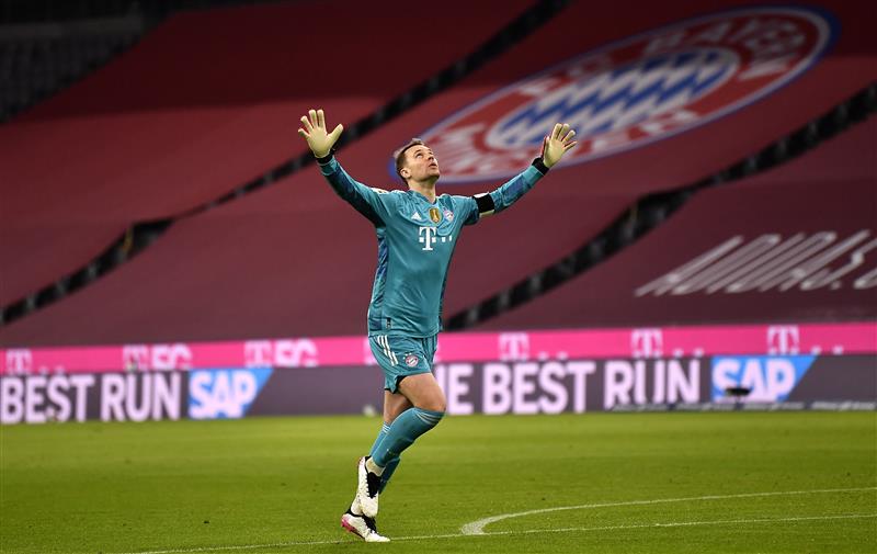 MUNICH, GERMANY - APRIL 20: Manuel Neuer of FC Bayern Muenchen  celebrates after their team's second goal scored by Joshua Kimmich (not in picture) during the Bundesliga match between FC Bayern Muenchen and Bayer 04 Leverkusen at Allianz Arena on April 20, 2021 in Munich, Germany.  (Getty Images)