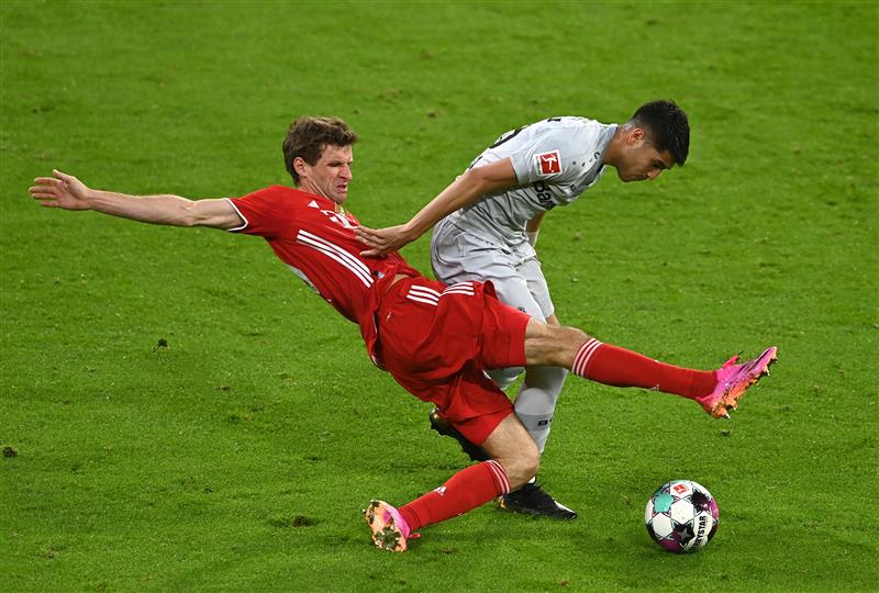 MUNICH, GERMANY - APRIL 20: Thomas Mueller of FC Bayern Muenchen battles for possession with Exequiel Palacios of Bayer 04 Leverkusen during the Bundesliga match between FC Bayern Muenchen and Bayer 04 Leverkusen at Allianz Arena on April 20, 2021 in Munich, Germany.  (Getty Images)
