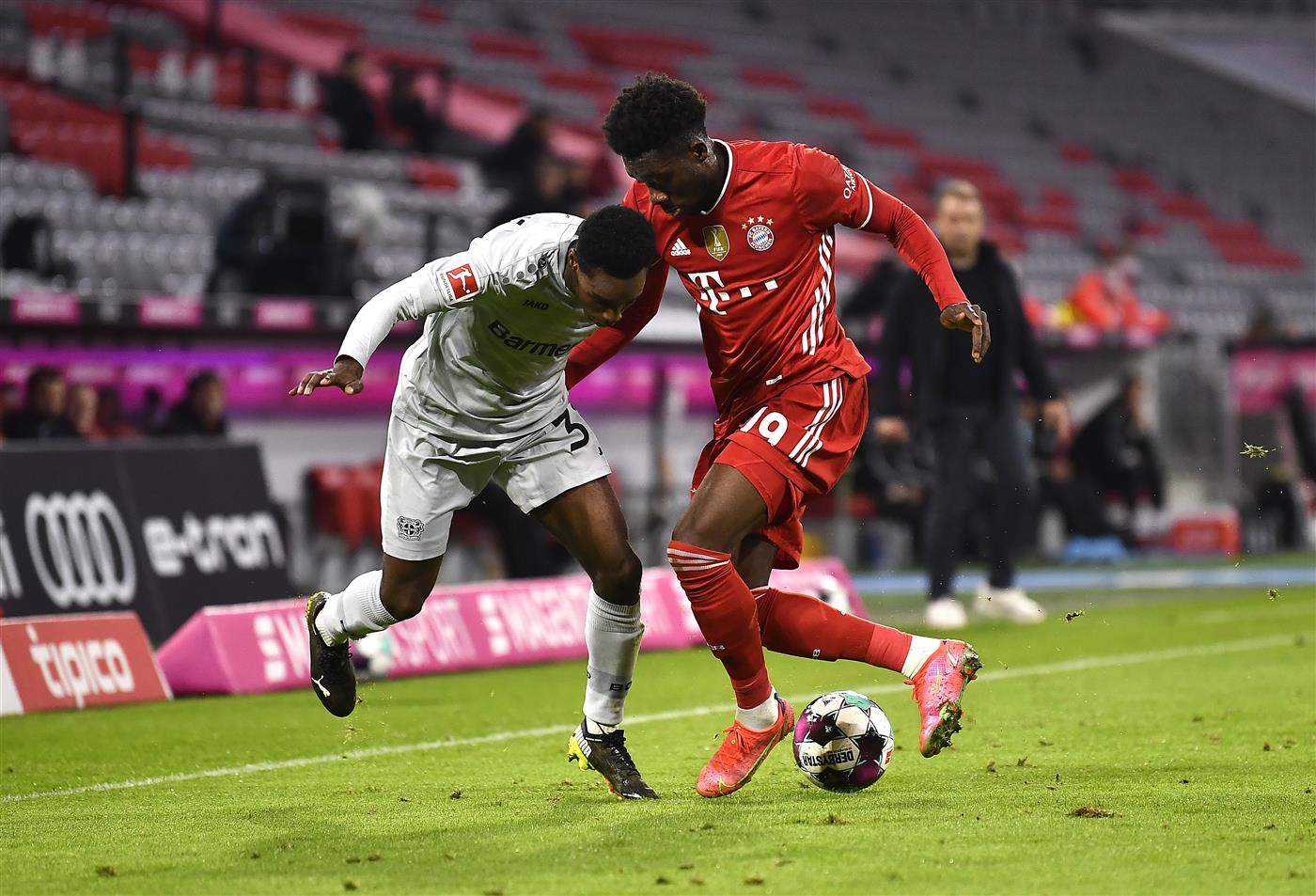 MUNICH, GERMANY - APRIL 20:  Jeremie Frimpong of Bayer Leverkusen and Alphonso Davies of FC Bayern Muenchen  battle for the ball  during the Bundesliga match between FC Bayern Muenchen and Bayer 04 Leverkusen at Allianz Arena on April 20, 2021 in Munich, Germany.  (Getty Images)