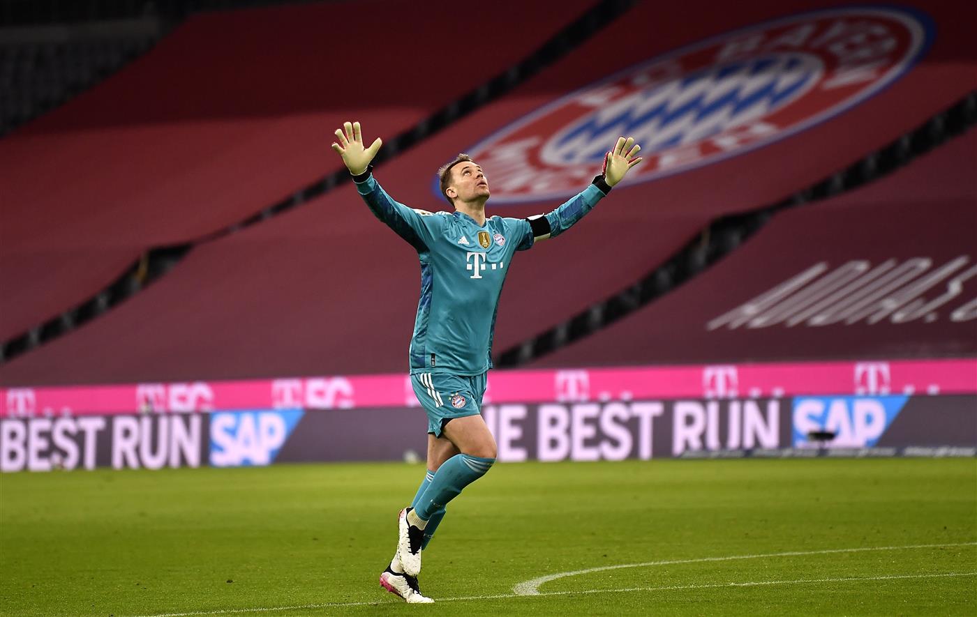 MUNICH, GERMANY - APRIL 20: Manuel Neuer of FC Bayern Muenchen  celebrates after their team's second goal scored by Joshua Kimmich (not in picture) during the Bundesliga match between FC Bayern Muenchen and Bayer 04 Leverkusen at Allianz Arena on April 20, 2021 in Munich, Germany.  (Getty Images)