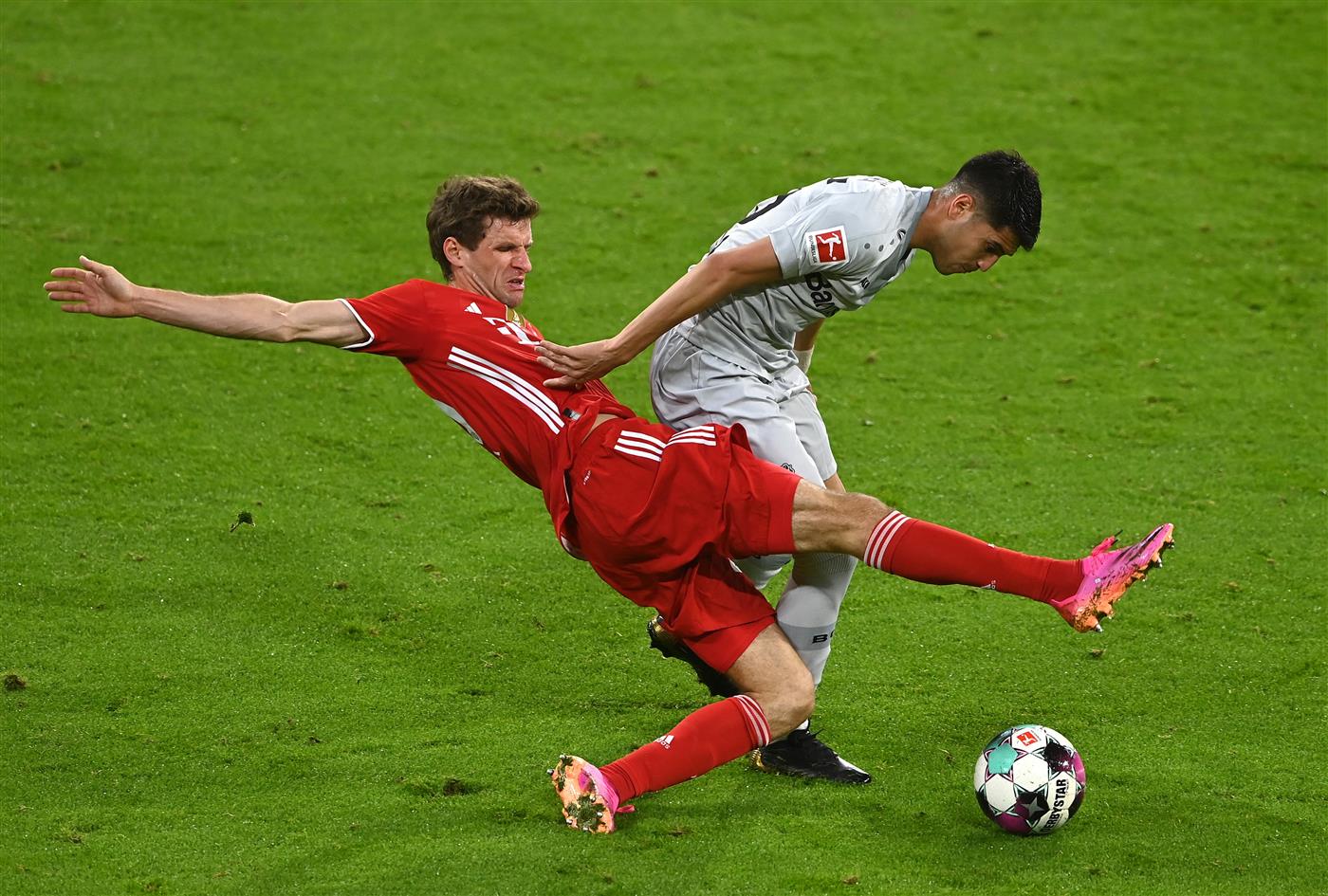 MUNICH, GERMANY - APRIL 20: Thomas Mueller of FC Bayern Muenchen battles for possession with Exequiel Palacios of Bayer 04 Leverkusen during the Bundesliga match between FC Bayern Muenchen and Bayer 04 Leverkusen at Allianz Arena on April 20, 2021 in Munich, Germany.  (Getty Images)