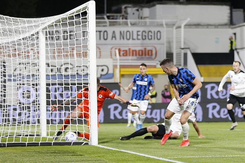 LA SPEZIA, ITALY - APRIL 21: Ivan Perisic of FC Internazionale scores a goal during the Serie A match between Spezia Calcio  and FC Internazionale at Stadio Alberto Picco on April 21, 2021 in La Spezia, Italy.  (Getty Images)