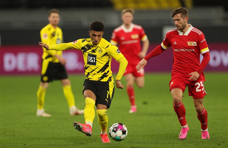 DORTMUND, GERMANY - APRIL 21: Jadon Sancho of Borussia Dortmund makes a pass whilst under pressure from Christopher Lenz of 1. FC Union Berlin during the Bundesliga match between Borussia Dortmund and 1. FC Union Berlin at Signal Iduna Park on April 21, 2021 in Dortmund, Germany. (Getty Images)