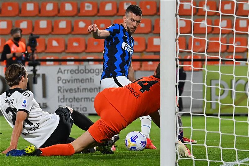 Inter Milan's Croatian midfielder Ivan Perisic (Rear C) scores an equalizer during the Italian Serie A football match Spezia vs Inter Milan on April 21, 2021 at the Alberto-Picco stadium in La Spezia. (Getty Images)
