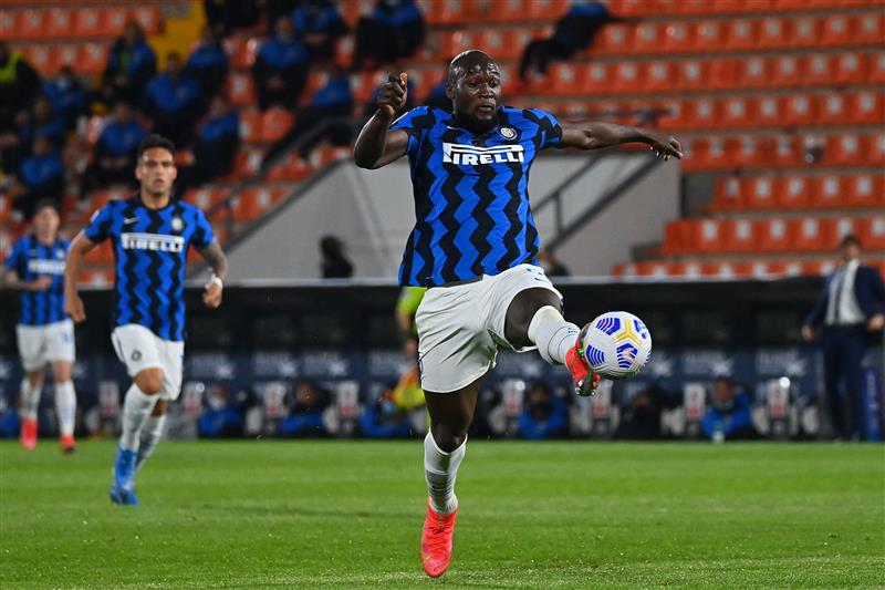 Inter Milan's Belgian forward Romelu Lukaku goes for the ball during the Italian Serie A football match Spezia vs Inter Milan on April 21, 2021 at the Alberto-Picco stadium in La Spezia. (Getty Images)