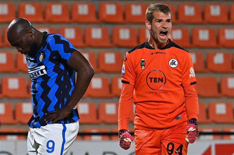 Spezia's Italian goalkeeper Ivan Provedel (R) reacts after saving a goal opportunity for Inter Milan's Belgian forward Romelu Lukaku (L) during the Italian Serie A football match Spezia vs Inter Milan on April 21, 2021 at the Alberto-Picco stadium in La Spezia. (Getty Images)