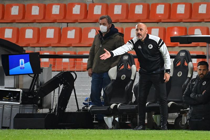 Spezia's Italian coach Vincenzo Italiano gives instructions during the Italian Serie A football match Spezia vs Inter Milan on April 21, 2021 at the Alberto-Picco stadium in La Spezia. (Getty Images)