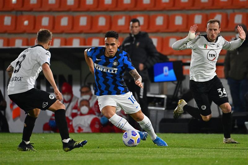Inter Milan's Argentine forward Lautaro Martinez (C) challenges Spezia's Italian midfielder Matteo Ricci (L) during the Italian Serie A football match Spezia vs Inter Milan on April 21, 2021 at the Alberto-Picco stadium in La Spezia. (Getty Images)