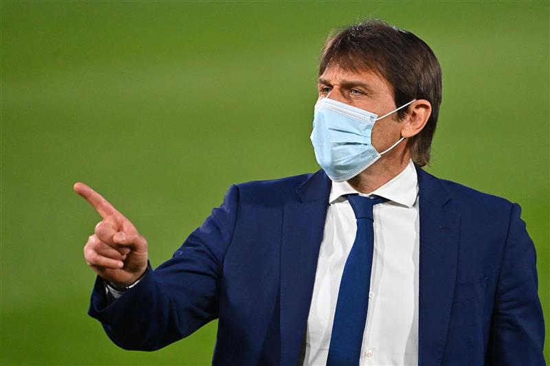 Inter Milan's Italian coach Antonio Conte gestures prior to the Italian Serie A football match Spezia vs Inter Milan on April 21, 2021 at the Alberto-Picco stadium in La Spezia. (Getty Images)
