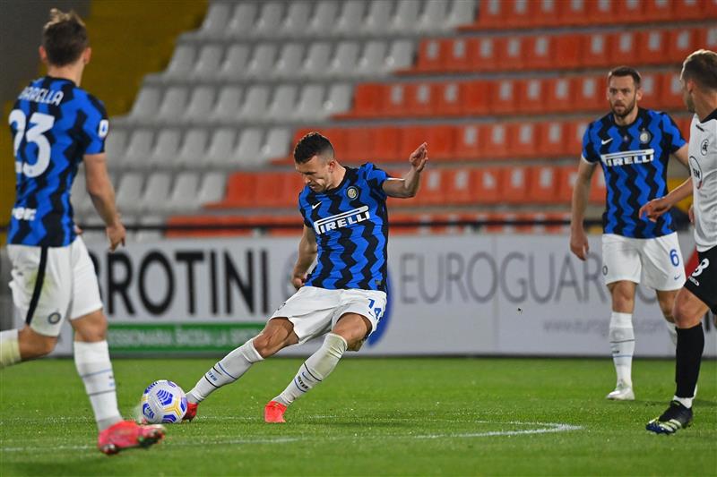 Inter Milan's Croatian midfielder Ivan Perisic kicks the ball during the Italian Serie A football match Spezia vs Inter Milan on April 21, 2021 at the Alberto-Picco stadium in La Spezia. (Getty Images)