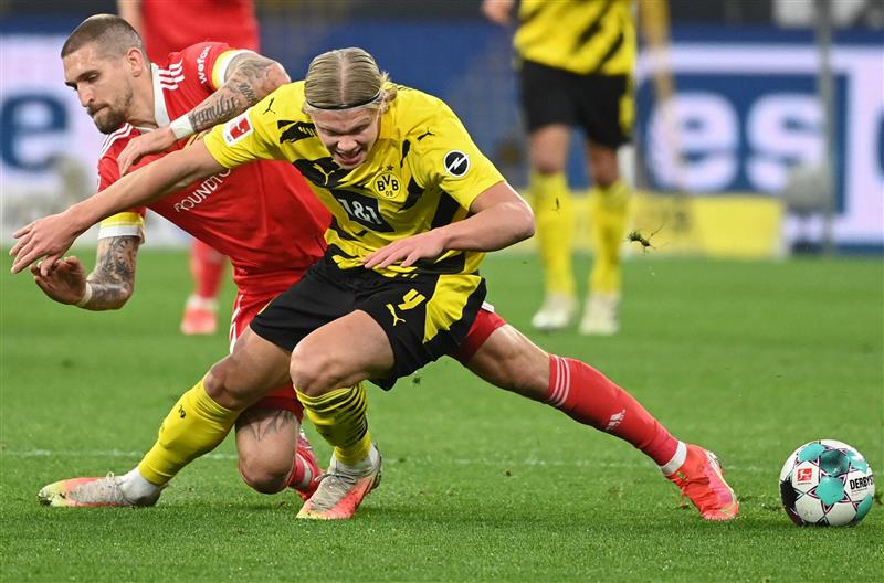 Dortmund's Norwegian forward Erling Braut Haaland (R) and Union Berlin's German midfielder Robert Andrich vie for the ball during the German first division Bundesliga football match Borussia Dortmund vs 1. FC Union, in Dortmund, western Germany, on April 21, 2021. (Getty Images)