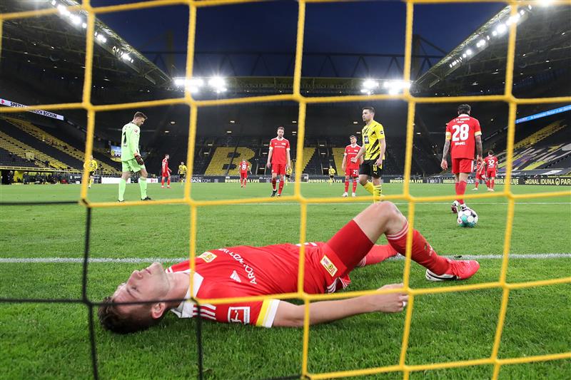 DORTMUND, GERMANY - APRIL 21: Robin Knoche of 1. FC Union Berlin looks dejected after conceding their side's first goal scored by Marco Reus of Borussia Dortmund (not pictured) during the Bundesliga match between Borussia Dortmund and 1. FC Union Berlin at Signal Iduna Park on April 21, 2021 in Dortmund, Germany. (Getty Images)