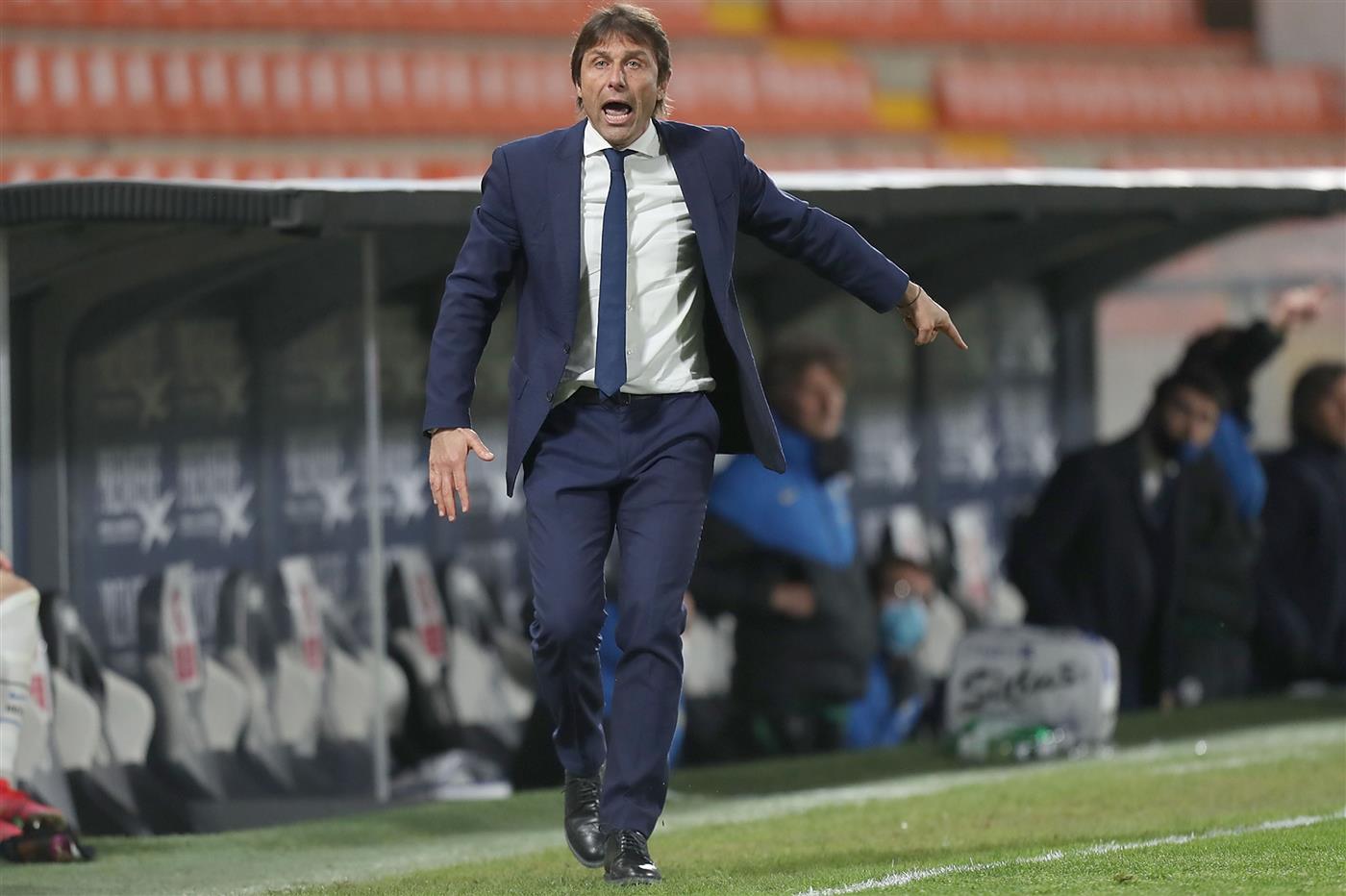 LA SPEZIA, ITALY - APRIL 21: Antonio Conte manager of FC Internazionale gestures during the Serie A match between Spezia Calcio  and FC Internazionale at Stadio Alberto Picco on April 21, 2021 in La Spezia, Italy. (Getty Images)