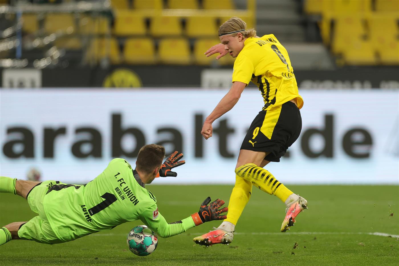 DORTMUND, GERMANY - APRIL 21: Erling Haaland of Borussia Dortmund has a shot saved whilst under pressure from Andreas Luthe of 1. FC Union Berlin  during the Bundesliga match between Borussia Dortmund and 1. FC Union Berlin at Signal Iduna Park on April 21, 2021 in Dortmund, Germany.  (Getty Images)