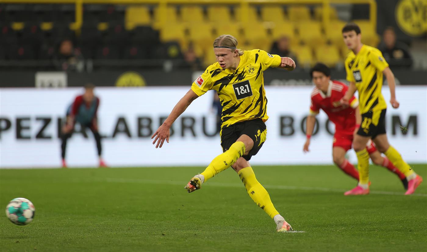DORTMUND, GERMANY - APRIL 21: Erling Haaland of Borussia Dortmund misses from the penalty spot during the Bundesliga match between Borussia Dortmund and 1. FC Union Berlin at Signal Iduna Park on April 21, 2021 in Dortmund, Germany. (Getty Images)