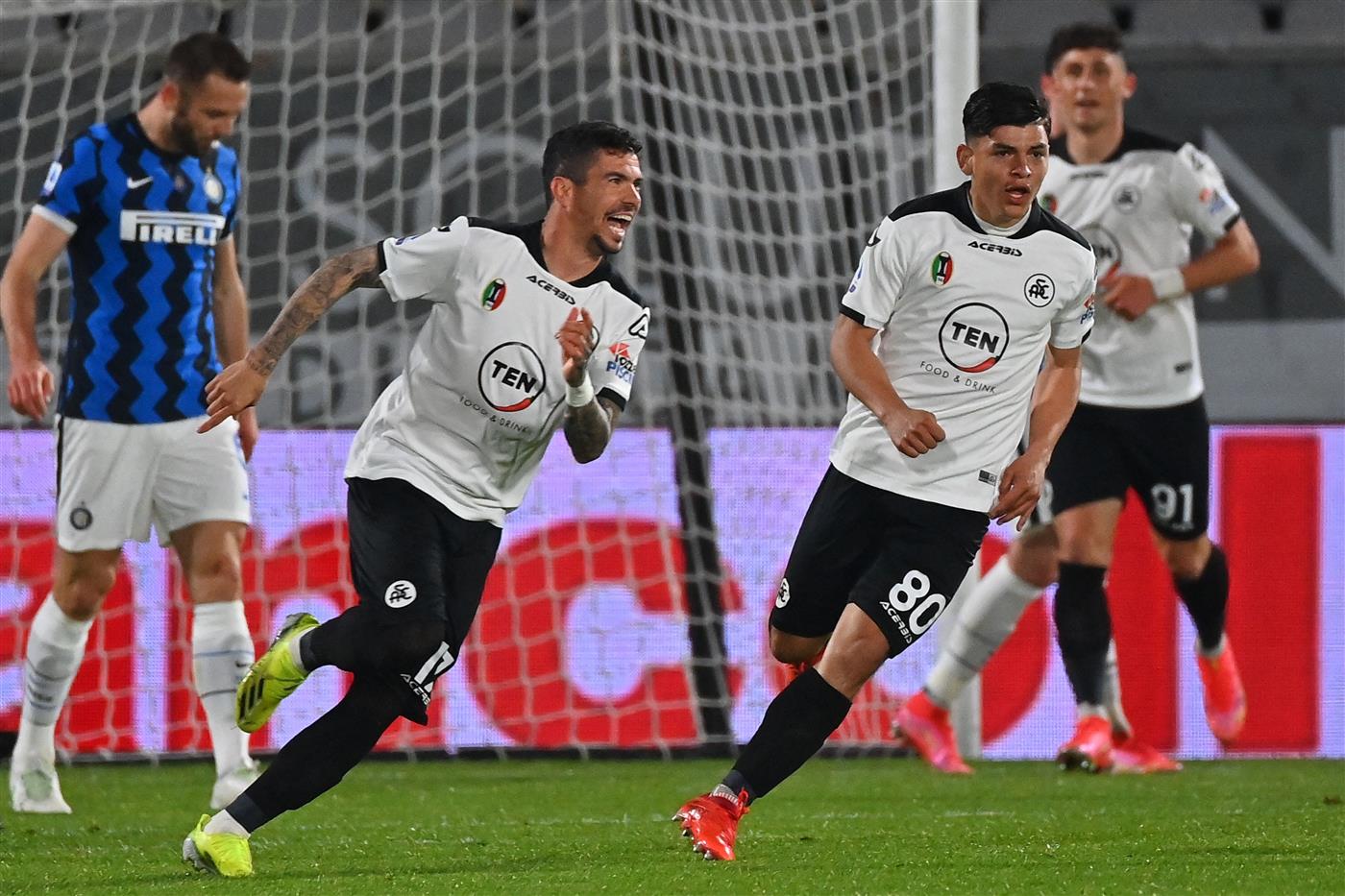 Spezia's Brazilian forward Diego Farias (L) celebrates after opening the scoring during the Italian Serie A football match Spezia vs Inter Milan on April 21, 2021 at the Alberto-Picco stadium in La Spezia. (Getty Images)