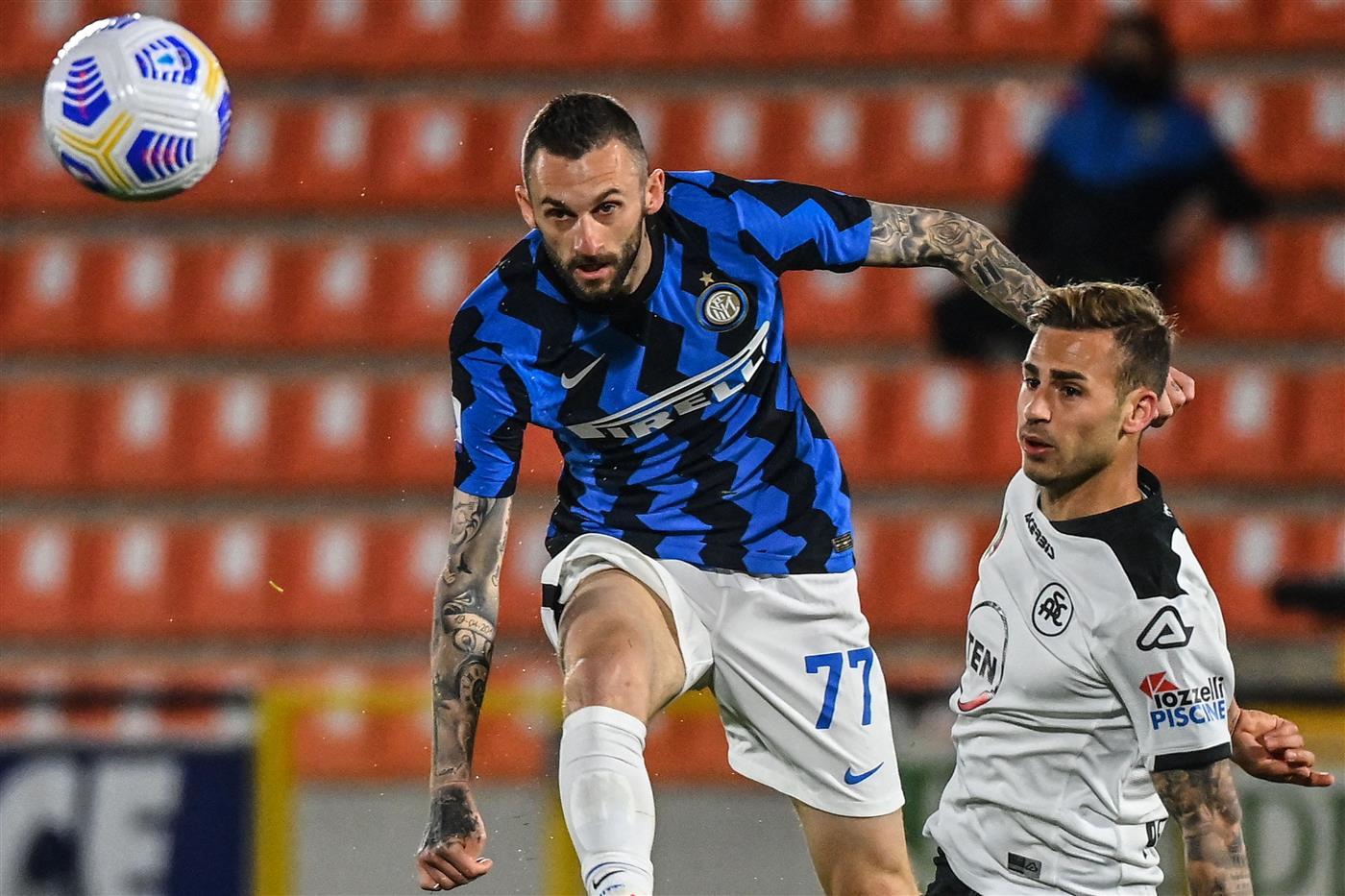 Inter Milan's Croatian midfielder Marcelo Brozovic (L) and Spezia's Italian midfielder Matteo Ricci go for the ball during the Italian Serie A football match Spezia vs Inter Milan on April 21, 2021 at the Alberto-Picco stadium in La Spezia. (Getty Images)