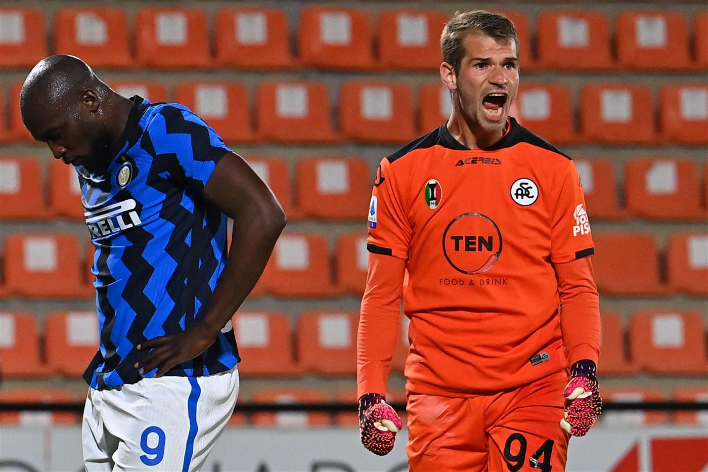 Spezia's Italian goalkeeper Ivan Provedel (R) reacts after saving a goal opportunity for Inter Milan's Belgian forward Romelu Lukaku (L) during the Italian Serie A football match Spezia vs Inter Milan on April 21, 2021 at the Alberto-Picco stadium in La Spezia. (Getty Images)