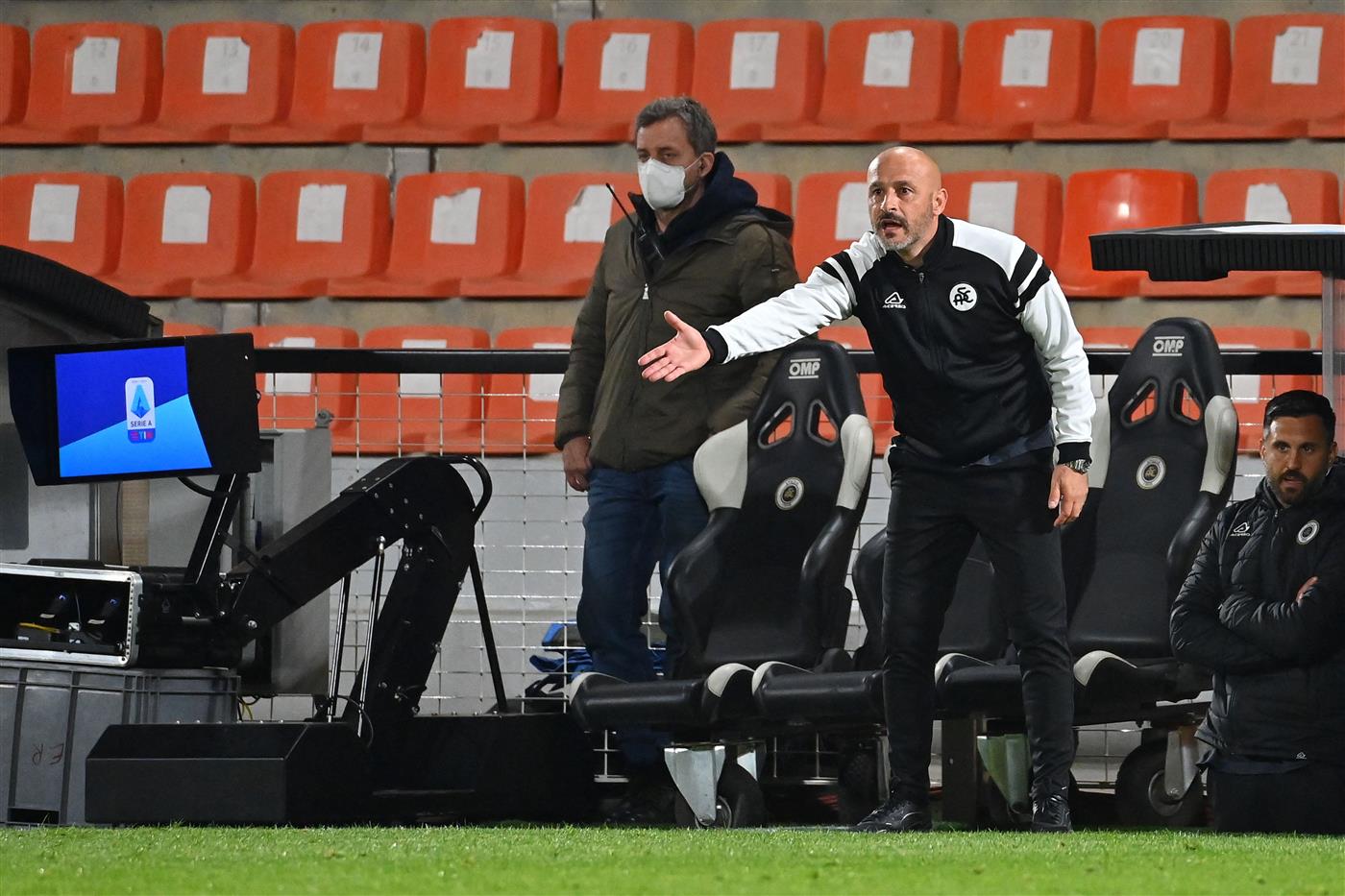Spezia's Italian coach Vincenzo Italiano gives instructions during the Italian Serie A football match Spezia vs Inter Milan on April 21, 2021 at the Alberto-Picco stadium in La Spezia. (Getty Images)