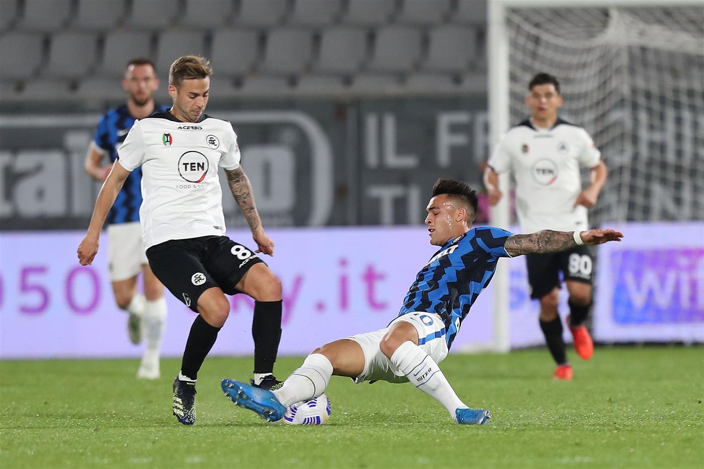 LA SPEZIA, ITALY - APRIL 21: Matteo Ricci of Spezia Calcio battles for the ball with Javier Lautaro Martinez of FC Internazionale during the Serie A match between Spezia Calcio  and FC Internazionale at Stadio Alberto Picco on April 21, 2021 in La Spezia, Italy.  (Getty Images)