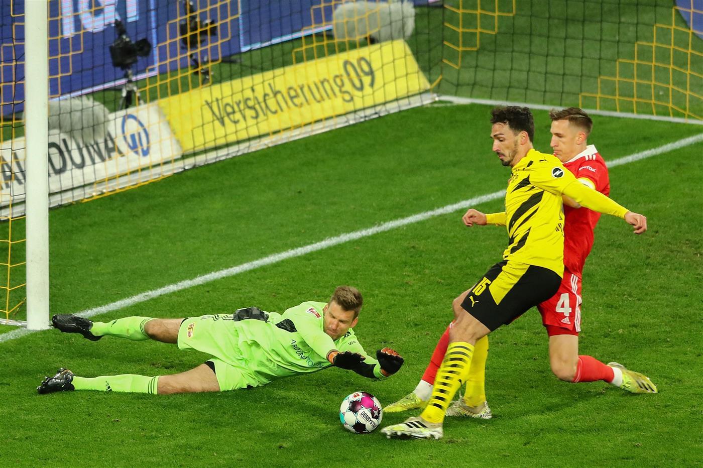Dortmund's German defender Mats Hummels (C) fails to score past Union Berlin's German goalkeeper Andreas Luthe (L) during the German first division Bundesliga football match Borussia Dortmund vs 1. FC Union, in Dortmund, western Germany, on April 21, 2021. (Getty Images)