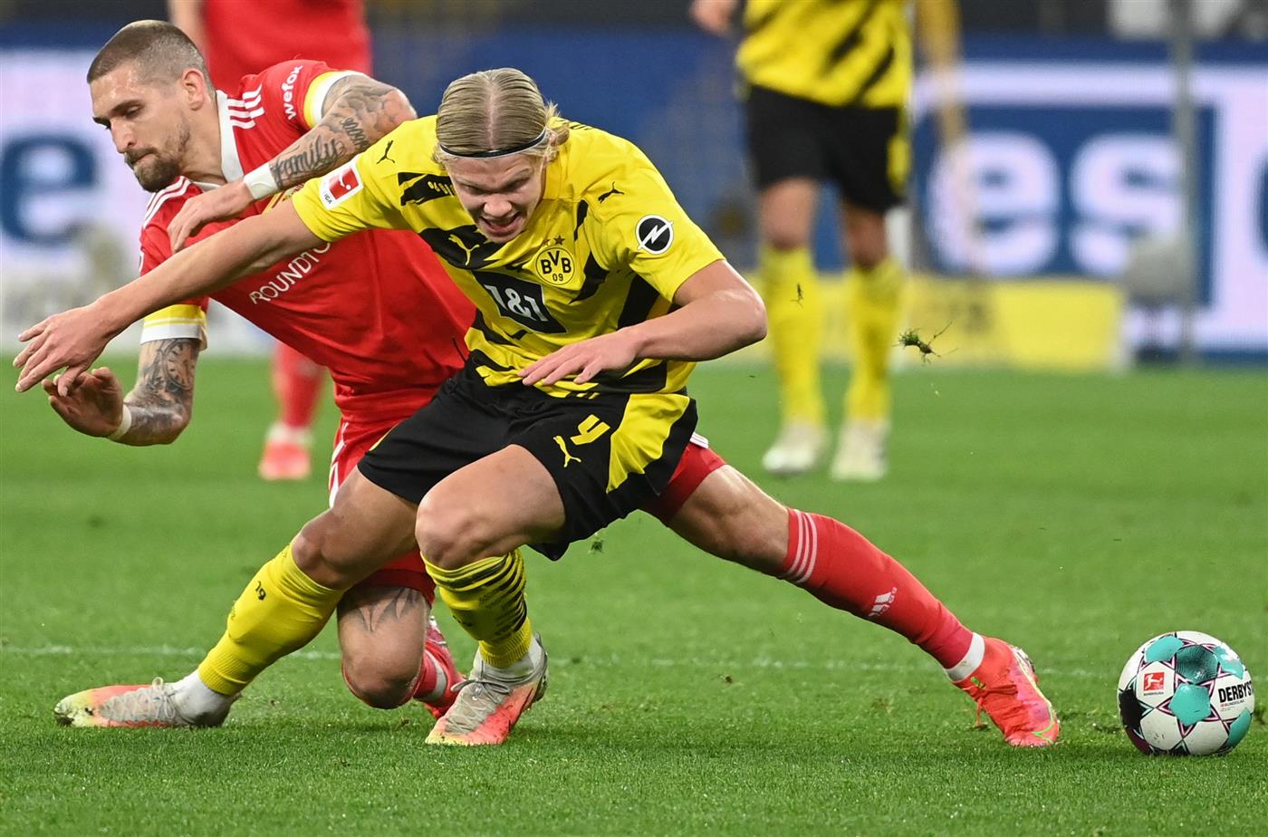 Dortmund's Norwegian forward Erling Braut Haaland (R) and Union Berlin's German midfielder Robert Andrich vie for the ball during the German first division Bundesliga football match Borussia Dortmund vs 1. FC Union, in Dortmund, western Germany, on April 21, 2021. (Getty Images)