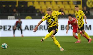 DORTMUND, GERMANY - APRIL 21: Erling Haaland of Borussia Dortmund misses from the penalty spot during the Bundesliga match between Borussia Dortmund and 1. FC Union Berlin at Signal Iduna Park on April 21, 2021 in Dortmund, Germany. (Getty Images)