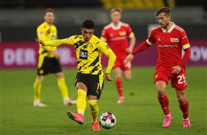 DORTMUND, GERMANY - APRIL 21: Jadon Sancho of Borussia Dortmund makes a pass whilst under pressure from Christopher Lenz of 1. FC Union Berlin during the Bundesliga match between Borussia Dortmund and 1. FC Union Berlin at Signal Iduna Park on April 21, 2021 in Dortmund, Germany. (Getty Images)